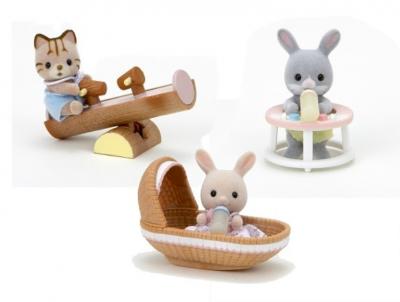 Игровой набор Sylvanian Families Младенец в пластиковом сундучке, кот на качелях, кролик в люльке, кролик в ходунках